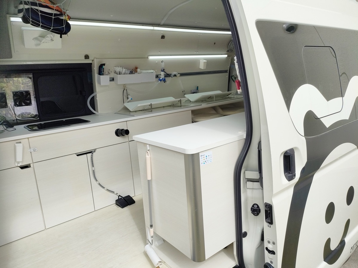 ニコワゴン車内の手術設備